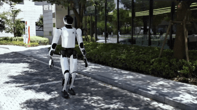 同款步態(tài)?這家中國人形機(jī)器人公司正面“硬剛”特斯拉!